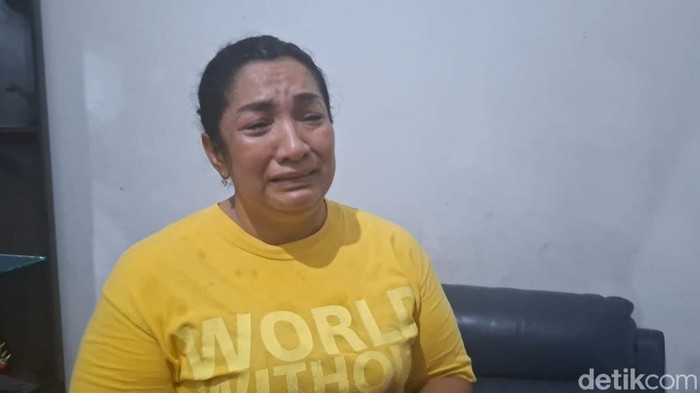 Kakak Rudy Soik, Veny Soik, saat diwawancarai detikBali, Senin (21/10/2024).
