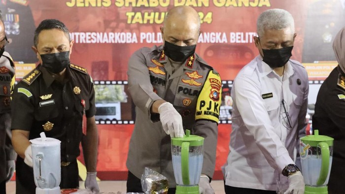 Kapolda Babel Irjen Hendro Pandowo pemusnahan barang bukti 2,8 kilogram sabu dan 1,3 kilogram ganja.