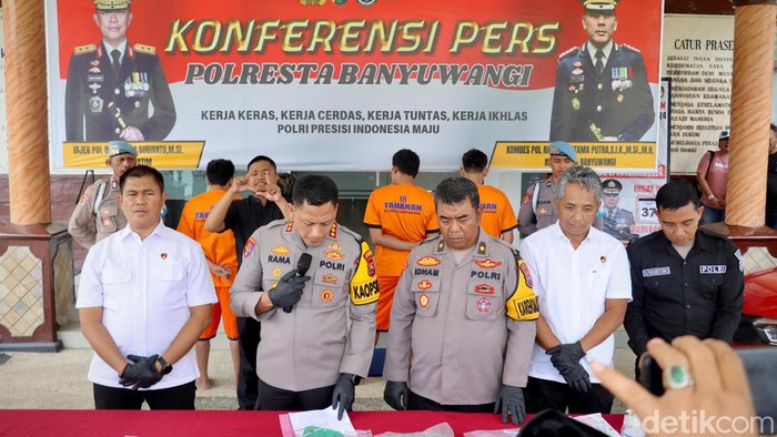 Kapolresta Banyuwangi, Kombes Rama Samtama Putra saat jumpa pers