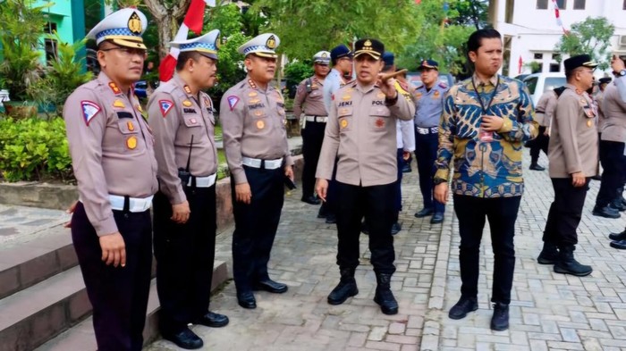 Kapolresta Pekanbaru Kombes Jeki Rahmat Mustika saat diskusi dengan Ketua KPU Kota Pekanbaru Raga Perwira (kemeja batik) beberapa waktu lalu. (Dok Polresta Pekanbaru)