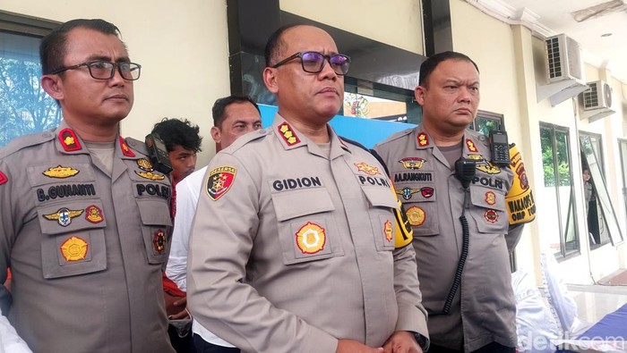 Kapolrestabes Medan Kombes Gidion saat konferensi pers di Polsek Sunggal. (Foto: Finta Rahyuni/detikSumut)