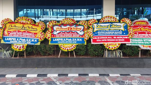 Karangan bunga ucapan selamat di Kantor Kementerian ATR/BPN