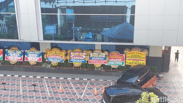 Karangan bunga ucapan selamat di Kantor Kementerian ATR/BPN