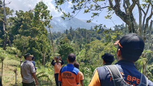 Sejumlah petugas memantau kebakaran hutan di lereng Gunung Agung, Karangasem. (dok. BPBD Karangasem)