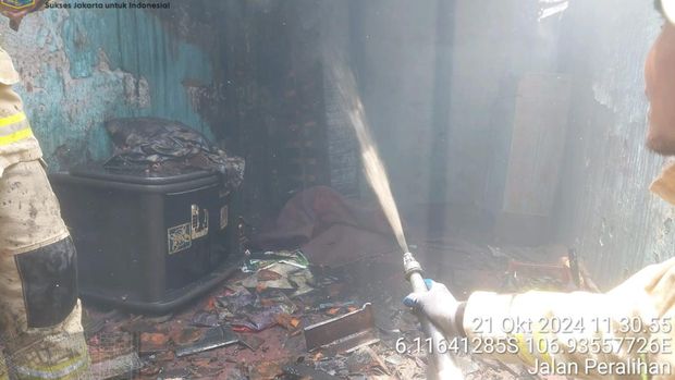 Kebakaran rumah kontrakan terjadi di Cilincing, Jakarta Utara (Jakut). Dilaporkan ada 3 rumah kontrakan yang hangus terbakar. (dok Damkar Jakut)