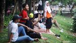 Ngadem Sambil Nonton Lalu-lalang KRL di RTH Tanah Kusir