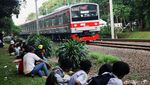 Ngadem Sambil Nonton Lalu-lalang KRL di RTH Tanah Kusir