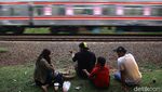 Ngadem Sambil Nonton Lalu-lalang KRL di RTH Tanah Kusir