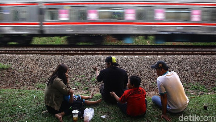 Warga menikmati suasana Ruang Terbuka Hijau (RTH) yang dilintasi jalur kereta api di Tanah Kusir, Jakarta Selatan, Senin (21/10/2024). RTH memiliki banyak fungsi, dari fungsi lingkungan hingga dampak sosial positif seperti interaksi antar warga, olahraga dan relaksasi. Pada 2023, Pemprov DKI merealisasikan RTH seluas 33,34 juta meter persegi atau 5,2 persen dari total wilayah Jakarta.