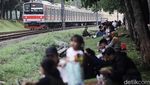 Ngadem Sambil Nonton Lalu-lalang KRL di RTH Tanah Kusir
