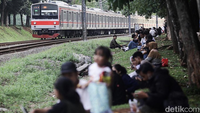 Warga menikmati suasana Ruang Terbuka Hijau (RTH) yang dilintasi jalur kereta api di Tanah Kusir, Jakarta Selatan, Senin (21/10/2024). RTH memiliki banyak fungsi, dari fungsi lingkungan hingga dampak sosial positif seperti interaksi antar warga, olahraga dan relaksasi. Pada 2023, Pemprov DKI merealisasikan RTH seluas 33,34 juta meter persegi atau 5,2 persen dari total wilayah Jakarta.