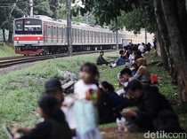 PT KAI: Warga Dilarang Ngabuburit di Jalur Kereta Api!