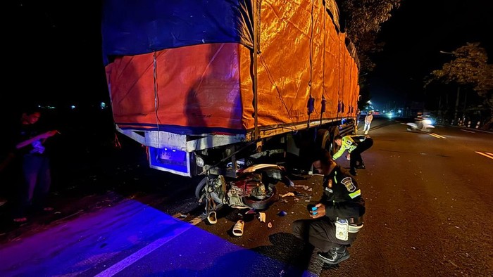 Kondisi kendaraan yang ringsek usai kecelakaan di Jalan Wates-Purworejo, Kulon Progo, Minggu (20/10) malam.