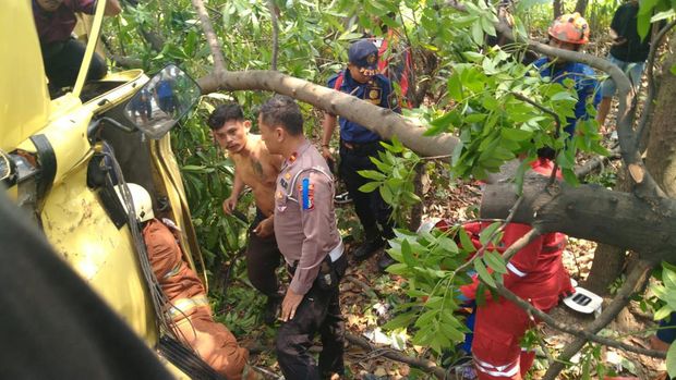 Kecelakaan truk terjadi di Neglasari, Kota Tangerang, Banten. Sopir truk sempat terjepit akibat kecelakaan tersebut. (dok Polsek Neglasari)