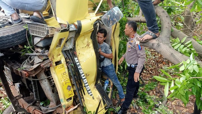 Kecelakaan truk terjadi di Neglasari, Kota Tangerang, Banten. Sopir truk sempat terjepit akibat kecelakaan tersebut. (dok Polsek Neglasari)