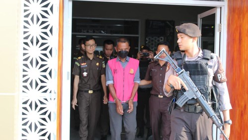 Kejari Dompu resmi menahan AH, pejabat pembuat komitmen (PPK) pembangunan Puskesmas Dompu Kota dalam kasus korupsi, Senin (21/10/2024).