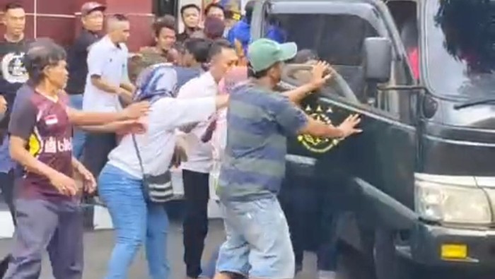 Keluarga korban saat merangsek ke mobil pembawa terdakwa kasus kematian Ghazwan.
