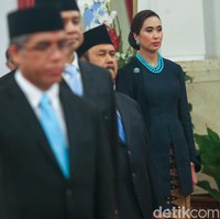 Widiyanti menggunakan kebaya Kartini biru tua. Busana tradisionalnya tersebut dipadukan dengan kain batik klasik. Foto: Grandyos Zafna