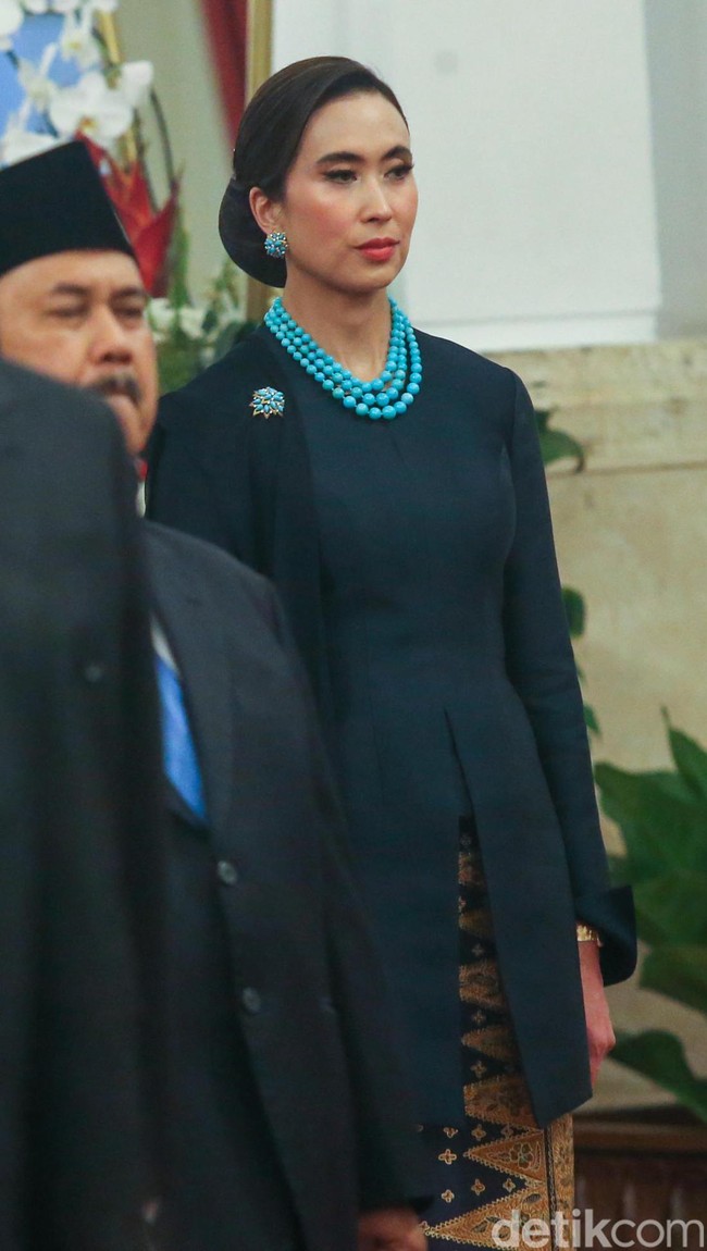 Widiyanti menggunakan kebaya Kartini biru tua. Busana tradisionalnya tersebut dipadukan dengan kain batik klasik. Foto: Grandyos Zafna
