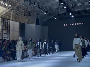 Rani Hatta Hadirkan Busana Modest yang Timeless di Jakarta Fashion Week 2025