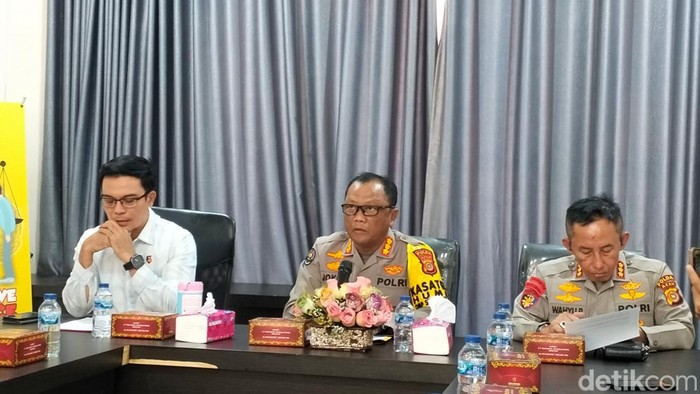 Konferensi pers penangkapan pelaku penyelundupan imigran Rohingya ke Aceh. (Agus Setyadi/detikSumut)