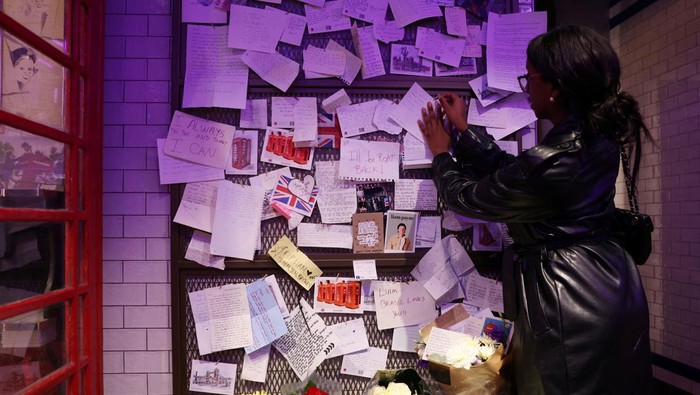 People look at tributes to former One Direction band member Liam Payne at the Hard Rock Cafe in Piccadilly Circus, in London, Britain, October 19, 2024. REUTERS/Hollie Adams