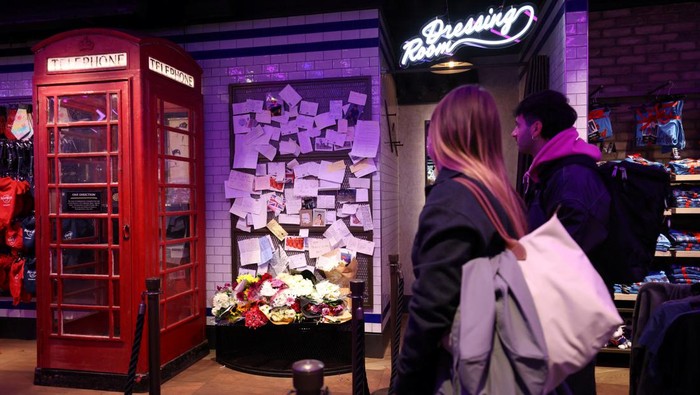 People look at tributes to former One Direction band member Liam Payne at the Hard Rock Cafe in Piccadilly Circus, in London, Britain, October 19, 2024. REUTERS/Hollie Adams