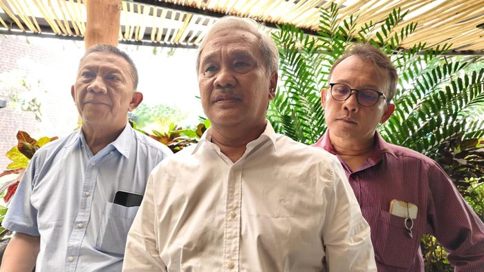 Kuasa hukum dari Sukardi, Junirwan Kurnia (Tengah)