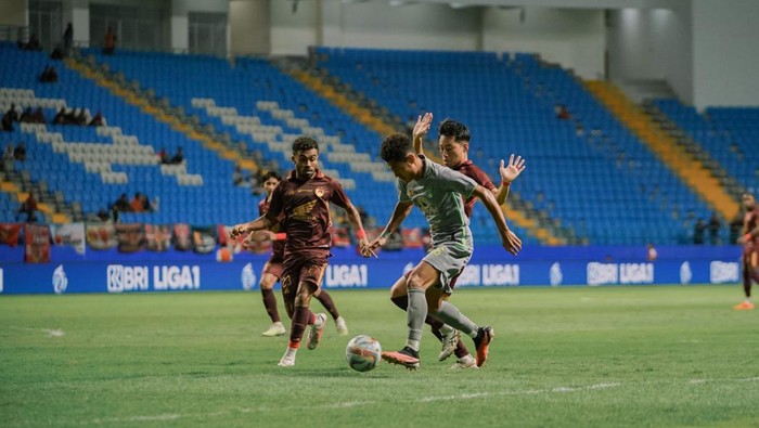 Laga Persebaya vs PSM Makassar