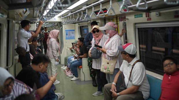 Jumlah penumpang LRT Jabodebek melonjak pada 20 Oktober 2024 yang bertepatan dengan penerapan tarif Rp 1 dalam rangka memeriahkan Pesta Rakyat Pelantikan Presiden dan Wakil Presiden.