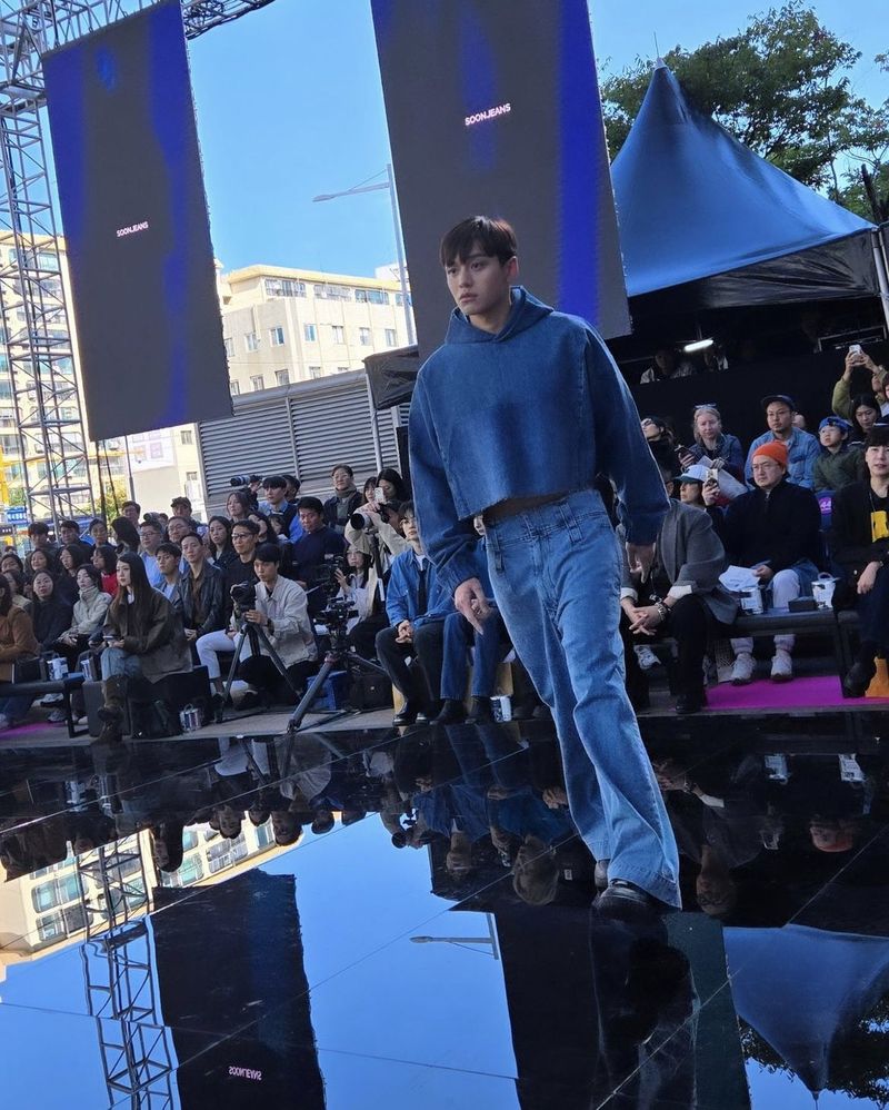 Lucas Lucas eks NCT tampil sebagai model runway untuk brand SOONJEANS