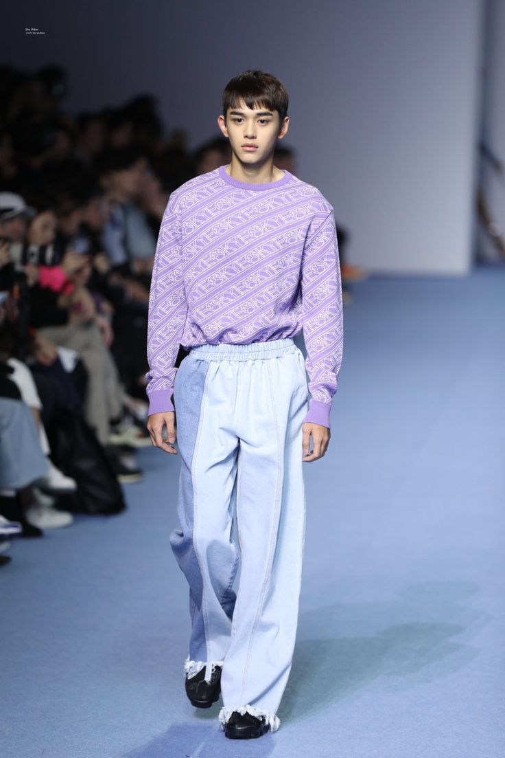 Lucas Lucas eks NCT tampil sebagai model runway untuk brand SOONJEANS