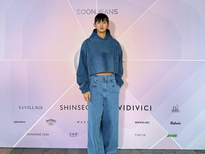 Lucas eks NCT tampil sebagai model runway untuk brand SOONJEANS