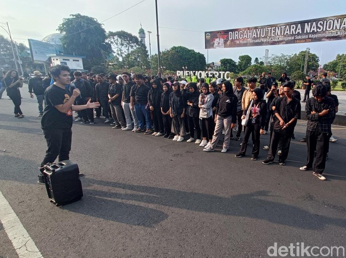 Mahasiswa yang tergabung dalam elemen-elemen BEM Universitas di Purwokerto, menggelar aksi berkabung di Jalan Jenderal Soedirman Purwokerto, Kabupaten Banyumas, Senin (21/10/2024) sore.