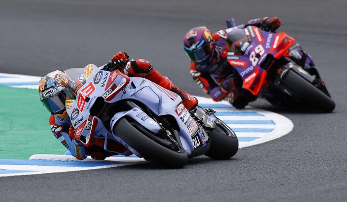 MotoGP - Japanese Grand Prix - Mobility Resort Motegi, Motegi, Japan - October 5, 2024 Gresini Racing MotoGPs Marc Marquez and Prima Pramac Racings Jorge Martin in action during the sprint race REUTERS/Kim Kyung-Hoon