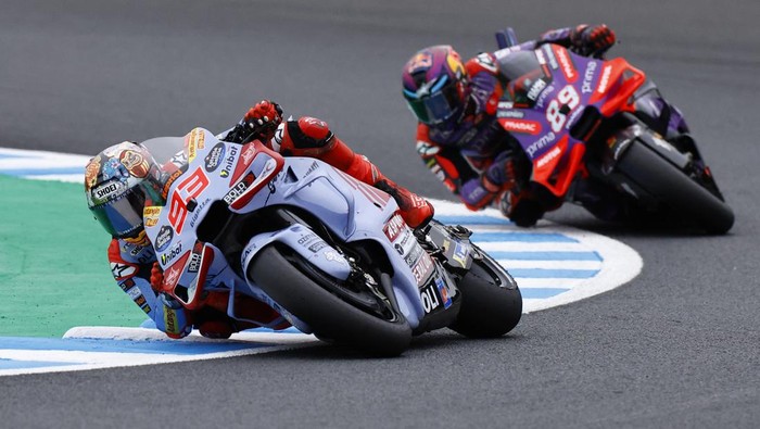 MotoGP - Japanese Grand Prix - Mobility Resort Motegi, Motegi, Japan - October 5, 2024 Gresini Racing MotoGPs Marc Marquez and Prima Pramac Racings Jorge Martin in action during the sprint race REUTERS/Kim Kyung-Hoon