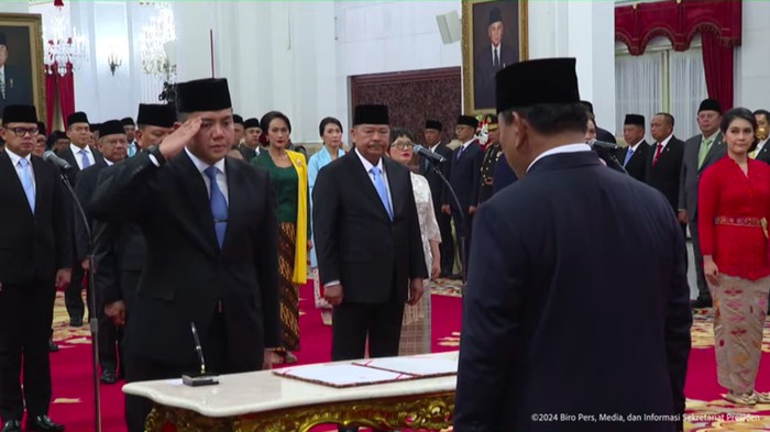 Mayor Teddy Indra dilantik Presiden Prabowo Subianto sebagai Sekretaris Kabinet (Seskab). TNI AD jelaskan soal Mayor Teddy tak perlu pensiun meski jabat Seskab. (YouTube Sekretaris Kabinet)