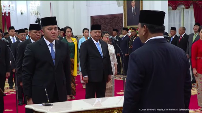 Mayor Teddy Indra dilantik Presiden Prabowo Subianto sebagai Sekretaris Kabinet (Seskab). TNI AD jelaskan soal Mayor Teddy tak perlu pensiun meski jabat Seskab. (YouTube Sekretaris Kabinet)