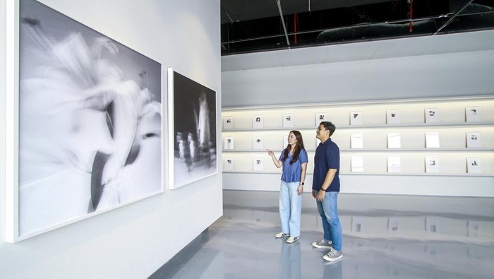 Fotografer Indra Leonardi menampilkan karya-karya terbarunya bertajuk '365 by Indra Leonardi' yang dipamerkan di Spac8, Ashta District 8, Senopati, Jakarta Selatan.