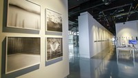 Karena pertimbangan dan intensi tersebut, ruang-ruang yang terbentuk adalah hasil komposisi bidang-bidang putih sebagai latar yang memperkuat karya seni fotografi Indra Leonardi dengan di beberapa tempat diberi penekanan berupa bidang plafon dan dinding berbahan reflektif seperti cermin untuk memberikan rasa spasial yang berbeda, memperlebar atau menambah tinggi ruang bahkan memanipulasi ruang.  