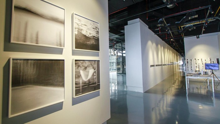 Melihat Karya Fotografi Abstrak-Seni Hitam Putih dalam Pameran 365 Fotografer Indra Leonardi menampilkan karya-karya terbarunya bertajuk '365 by Indra Leonardi' yang dipamerkan di Spac8, Ashta District 8, Senopati, Jakarta Selatan.