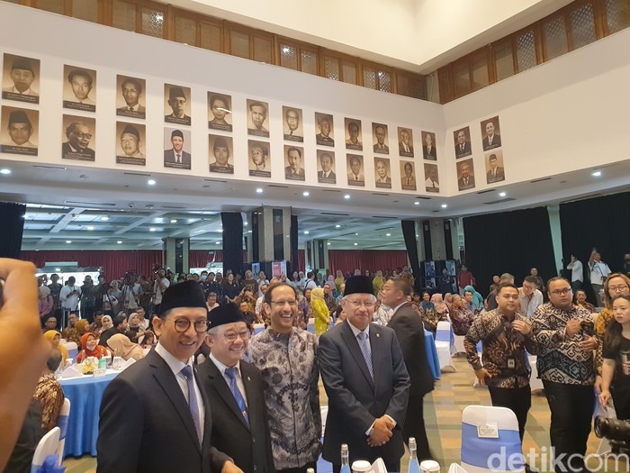 Mendikbudristek Nadiem menyambut para menteri penerusnya Mendikdasmen Abdul Mu'ti, Mendiktisaintek Prof Satryo Soemantri Brodjonegoro, dan Menbud Fadli Zon Mendikbudristek Nadiem menyambut para menteri penerusnya Mendikdasmen Abdul Mu'ti, Mendiktisaintek Prof Satryo Soemantri Brodjonegoro, dan Menbud Fadli Zon
