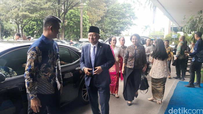 Mendikbudristek Nadiem menyambut para menteri penerusnya Mendikdasmen Abdul Mu'ti, Mendiktisaintek Prof Satryo Soemantri Brodjonegoro, dan Menbud Fadli Zon Mendikbudristek Nadiem menyambut para menteri penerusnya Mendikdasmen Abdul Mu'ti, Mendiktisaintek Prof Satryo Soemantri Brodjonegoro, dan Menbud Fadli Zon