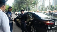 Menteri Pendidikan Dasar dan Menengah (Dikdasmen) Kabinet Merah Putih Prabowo tiba di Kemendikbudristek, siap serah terima jabatan. Foto: (Trisna Wulandari/detikcom)