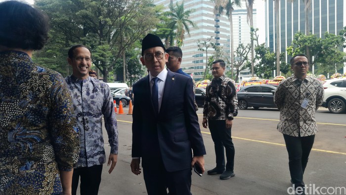 Mendikbudristek Nadiem menyambut para menteri penerusnya Mendikdasmen Abdul Mu'ti, Mendiktisaintek Prof Satryo Soemantri Brodjonegoro, dan Menbud Fadli Zon