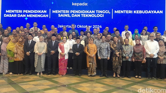 Mendikdasmen, Mendiktisaintek, Menbud foto bersama Nadiem dan ajaran Kemendikbudristek