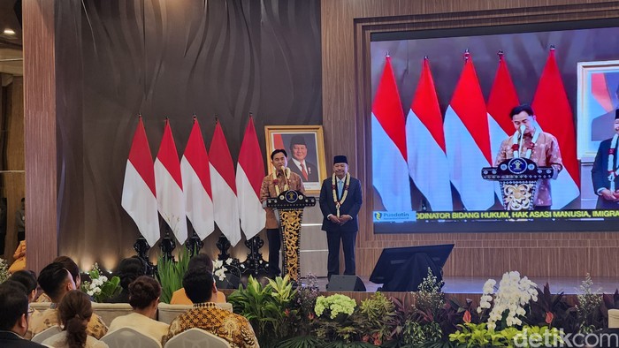 Menko Yusril dan Wamenko Otto Hasibuan (Adrial Akbar/detikcom)