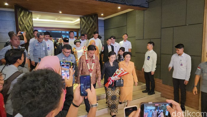 Menko Yusril Ihza Mahendra menyambut para menteri dan wamen. (Adrial Akbar/detikcom)