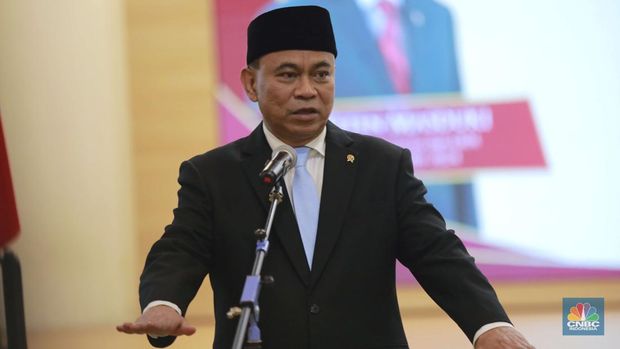 Menteri Koperasi Budi Arie Setiadi saat acara serah terima jabatan dan pisah sambut di Gedung Kementerian Koperasi, Jakarta, Senin (21/10/2024). (CNBC Indonesia/Muhammad Sabki)