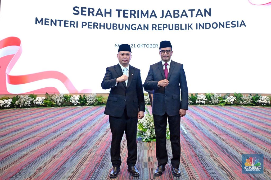 Menteri Perhubungan periode 2016-2024 Budi Karya Sumadi melakukan serah terima jabatan kepada Menteri Perhubungan periode 2024-2029 Dudy Purwagandhi. Hal ini dilakukan di gedung Kementerian Perhubungan, Jakarta Pusat, Senin (21/10/2024), sesaat setelah Dudy dilantik oleh Presiden RI Prabowo Subianto. (CNBC Indonesia/Tomy Sorongan)